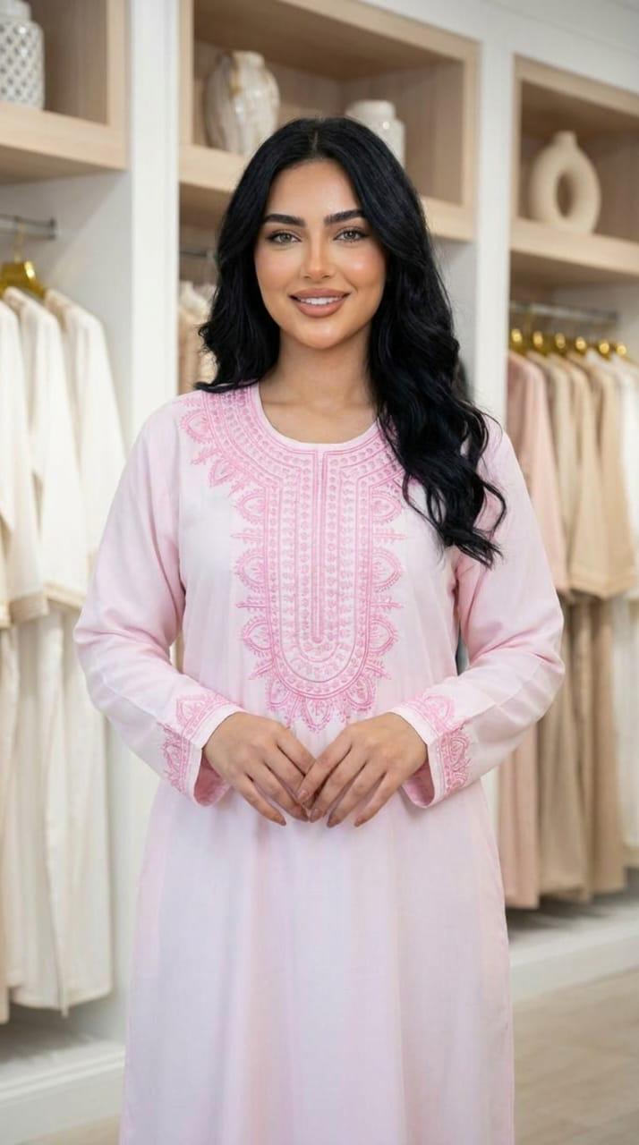 جلابية الورد المخملي المطرزة